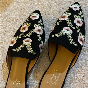 Franco Sarto Russo Floral Embroidered Flat Mules Black. Size 9.  Excellent Cond.